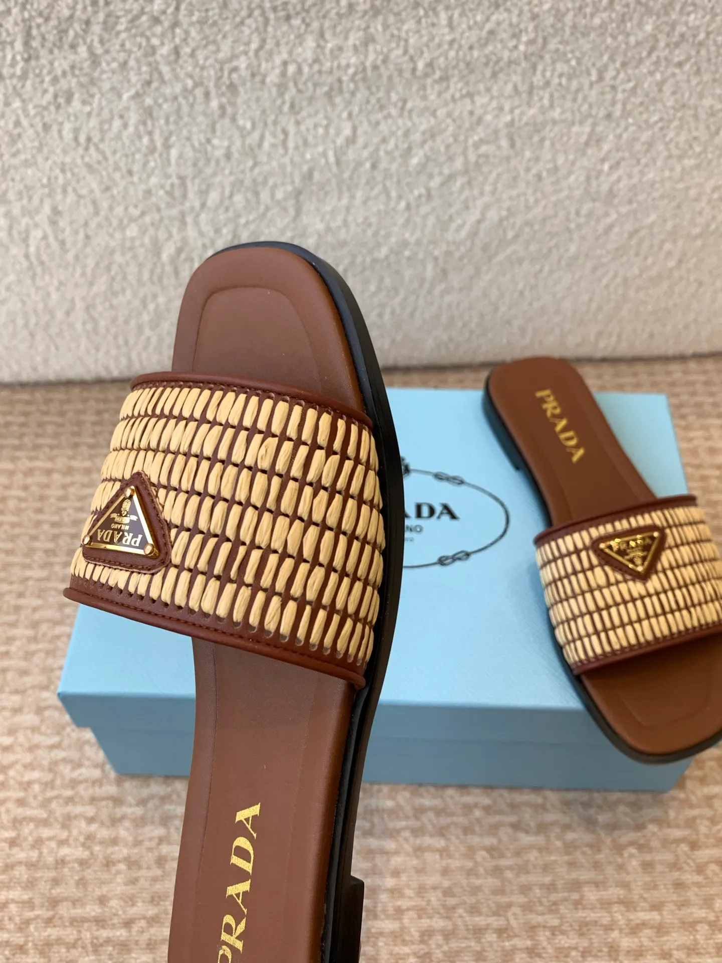 👟👟Ex-factory price 420👟👟 Prada 25ss new spring and summer Prada woven slippers Modern lines and original architectural volumes define these complex charms. The iconic geometric shape of the Prada triangle inspires the heel design, highlighting the taper and soft curves with a unique modern touch.  Upper: original woven upper, lining cowhide, outsole: Italian genuine leather outsole Size: #35-42 (40, 41, 42 customized, non-refundable)